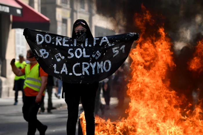 Vestele Galbene protestează lângă un foc în cartierul Bercy la Paris Franţa FOTO Guliver / Getty Images / Jeff J Mitchell