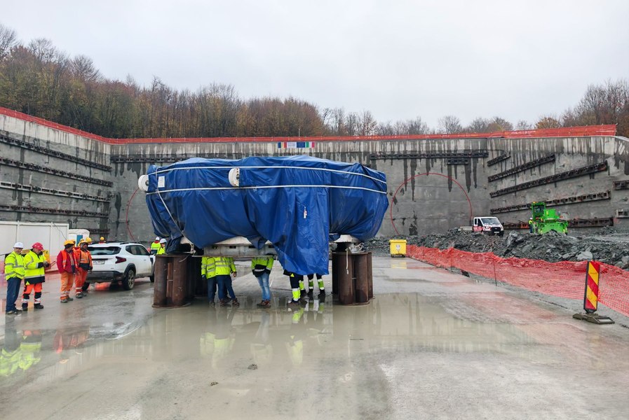 Pas uriaș pentru Autostrada Sibiu–Pitești: Capul de foraj de 131 de tone pentru Tunelul Poiana a ajuns la șantier