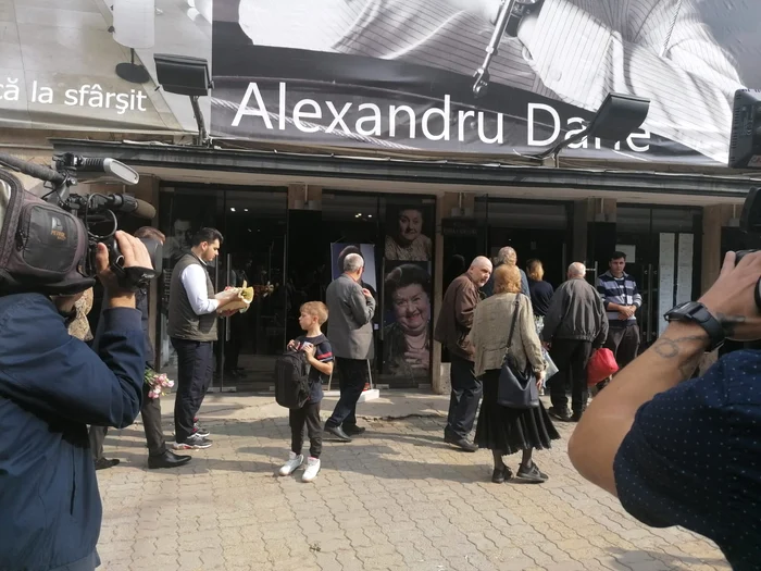 
    Mitică Popescu a depus la căpătâiul marii actrițe un buchet de crizanteme albe  