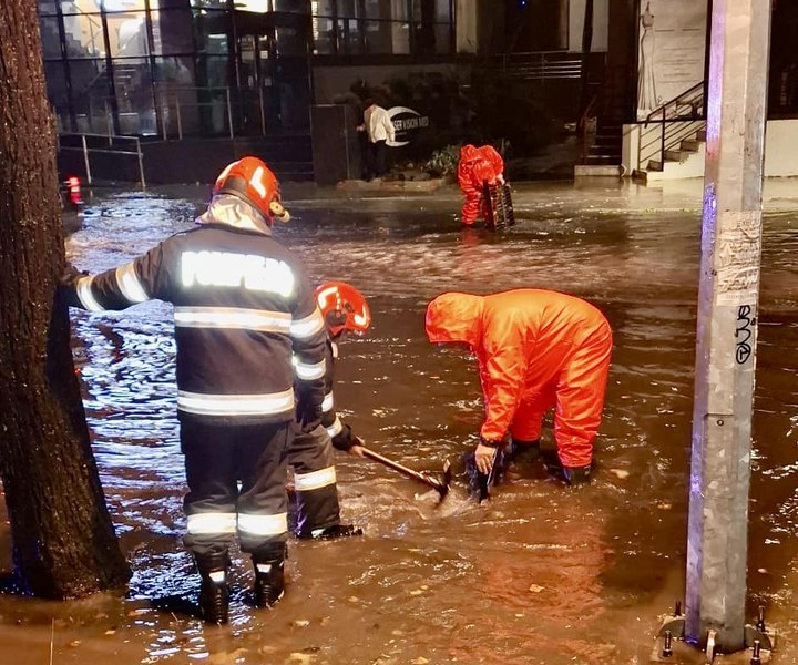 Străzi din Constanţa, inundate în urma unei ploi torenţiale. O linie de autobuz a fost deviată 