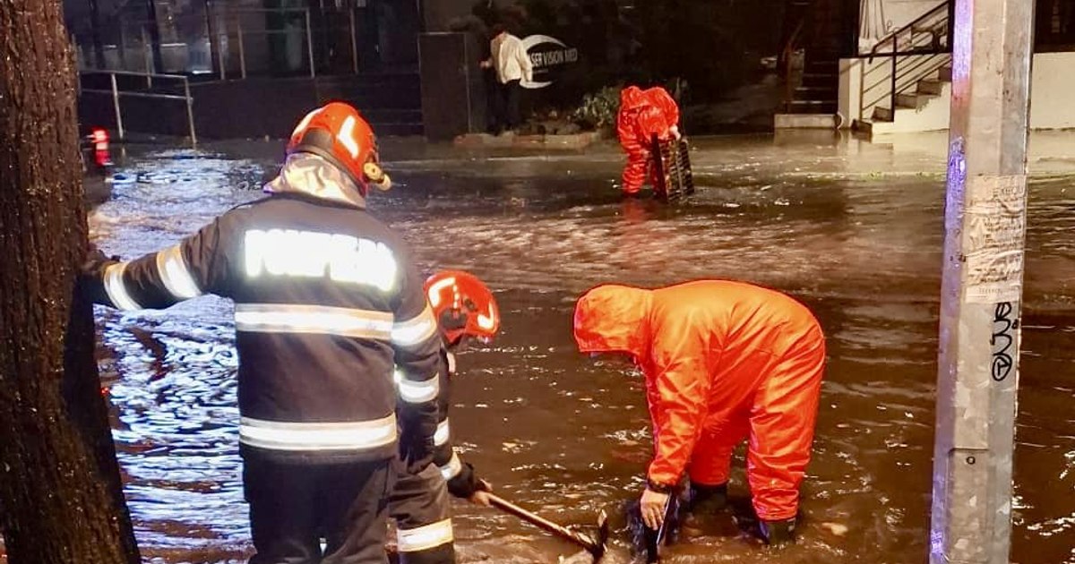 Inundații pe străzile din Constanța după o ploaie torențială, autobuz deviat