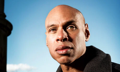 „Iubesc să cînt, dar rareori sînt şi mulţumit de felul în care o fac“   interviu jpeg
