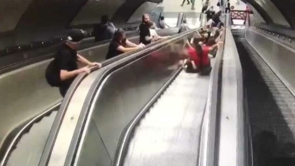 Accident în Turcia. Mai mulți răniți după ce scara rulantă de la metrou și-a schimbat brusc direcția VIDEO