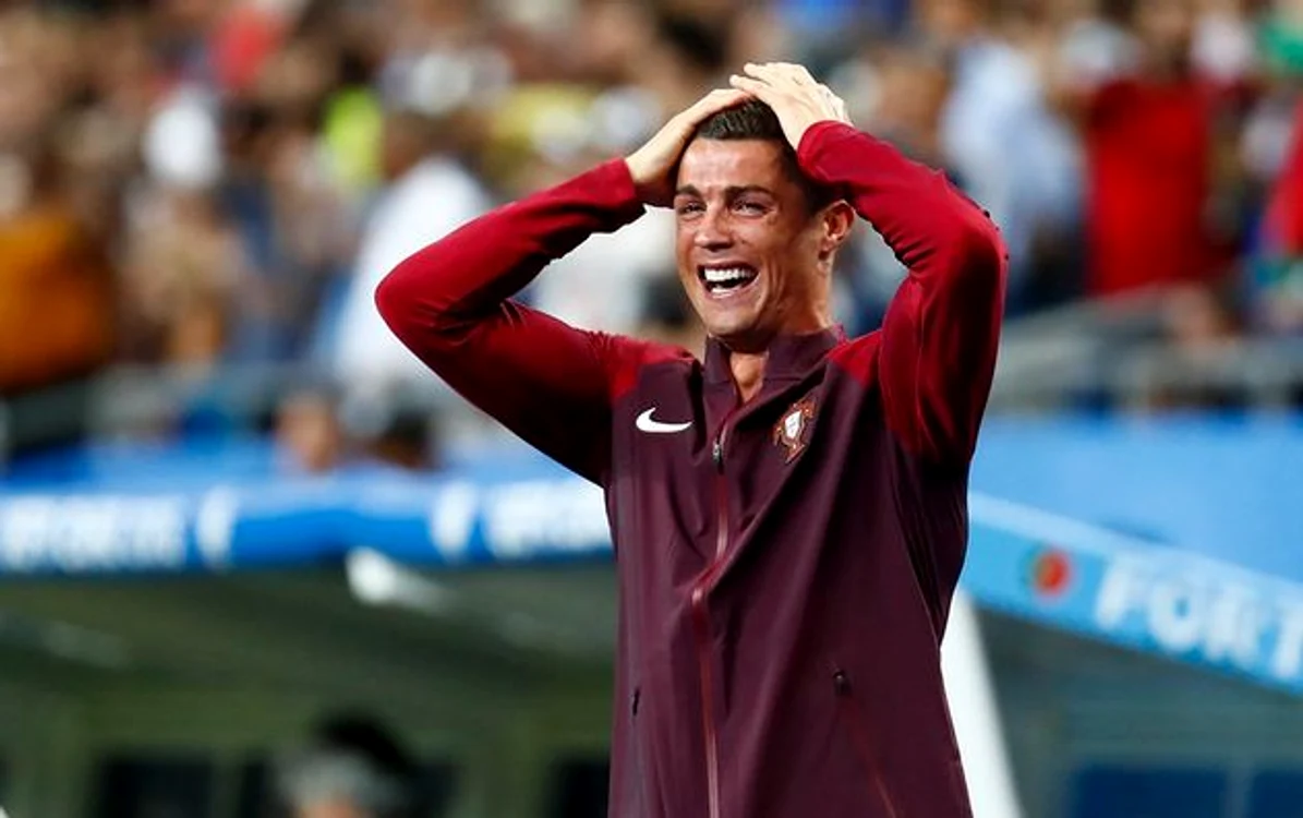 
    Cristiano Ronaldo nu poate să își mai țină emoțiile în frâu pe marginea terenuluiFoto: Twitter  