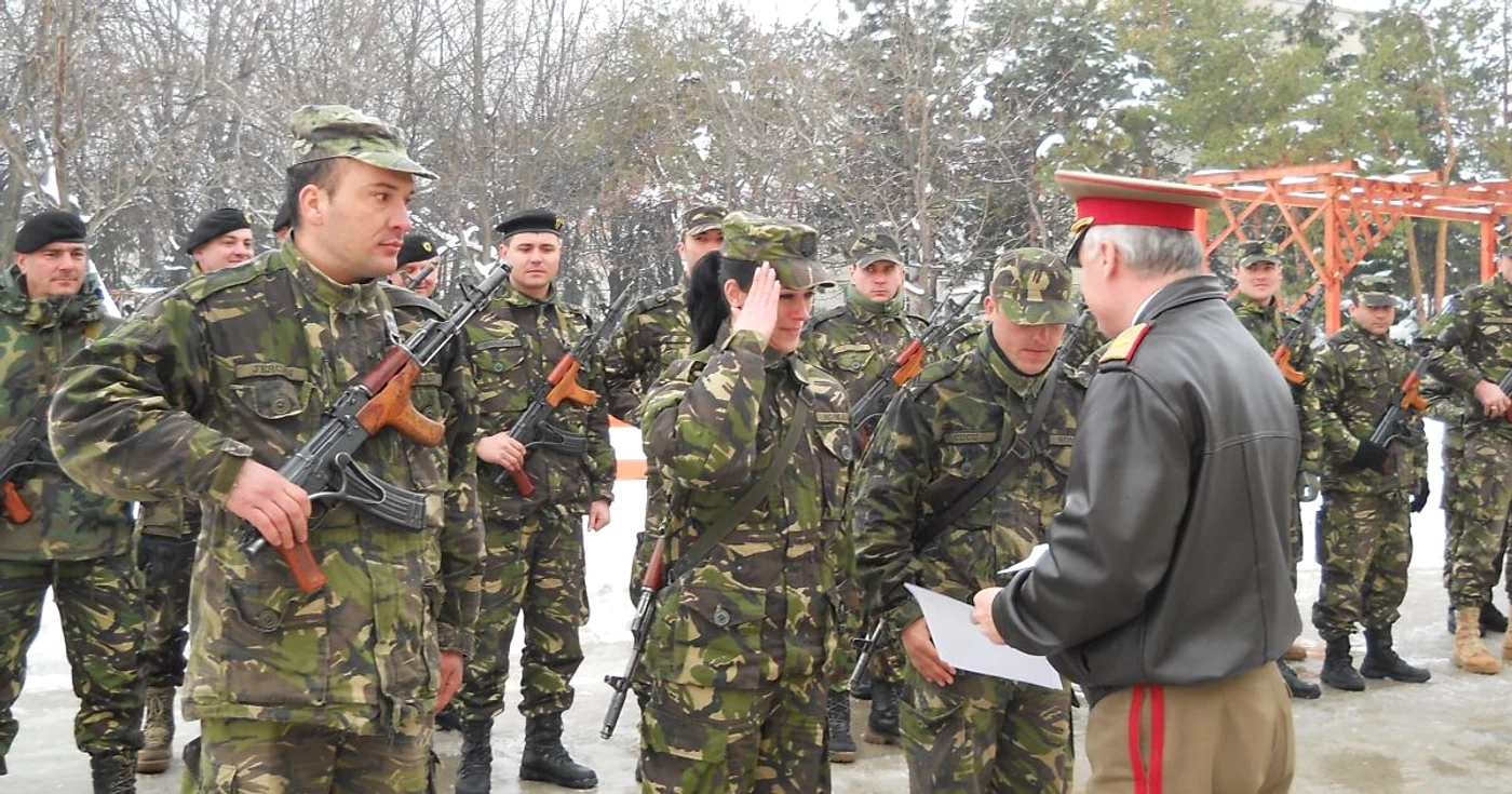 Uniforma militară este atractivă pentru tinerii absolvenţi de gimnaziu şi liceu