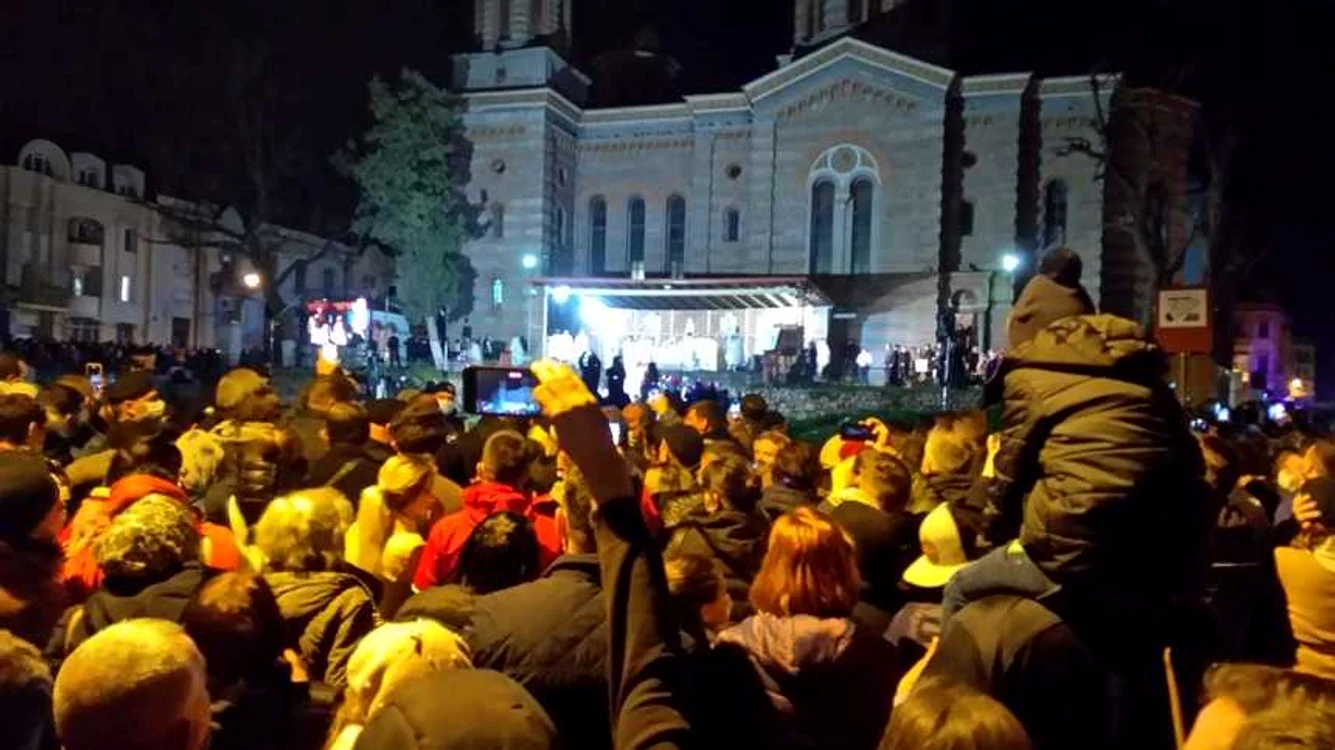 Arhiepiscopul Tomisului a adus Lumina Sfântă de pe mareSursa foto: Cosmin Văideanu / News.ro