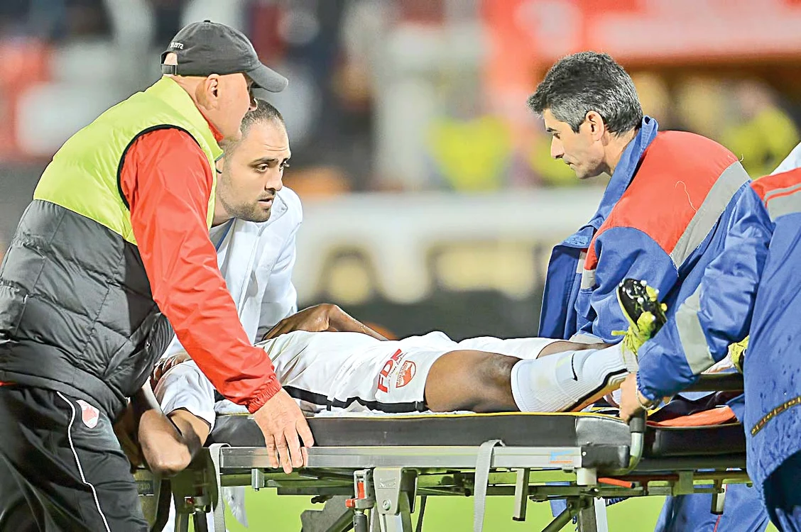 Fotbalistul a fost transportat la Spitalul de Urgenţă