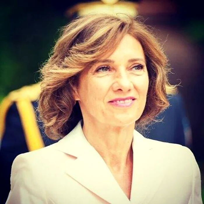 În timpul vizitei la Ambasada României la Washington, Carmen Iohannis a purtat o rochie ELLISFoto Facebook