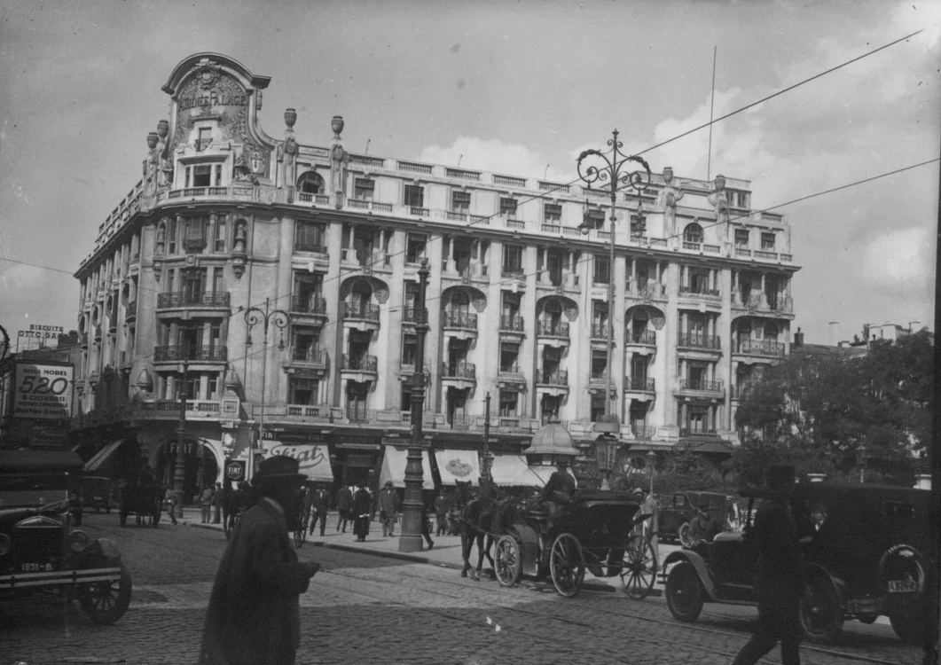 Pe locul casei lui Nicolae de Moret Blaremberg, de pe strada Episcopiei, s-a ridicat ulterior Hotelul Athénée Palace