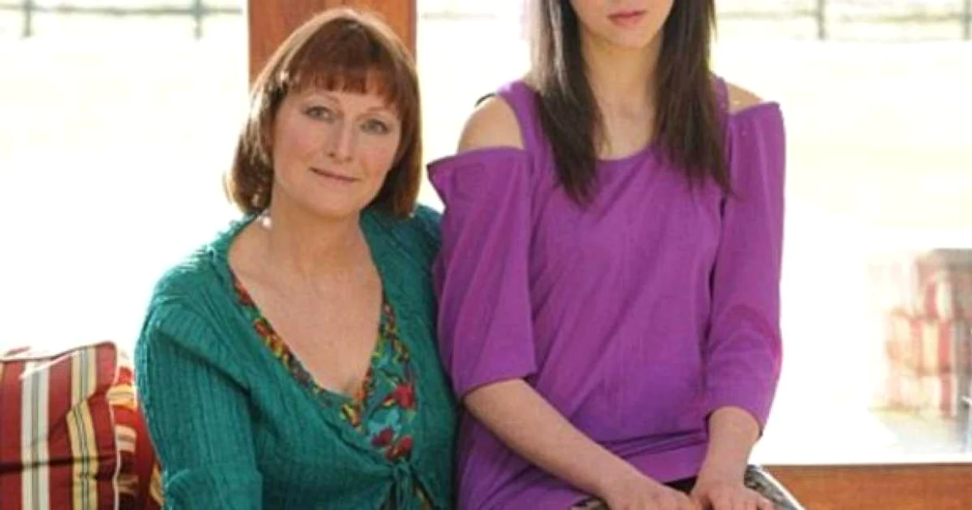 Madeleine Grant (dreapta), alături de mama sa