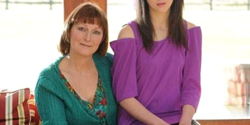 Madeleine Grant (dreapta), alături de mama sa