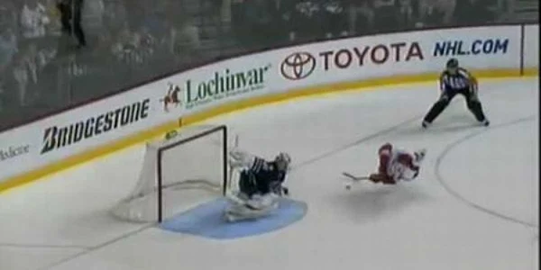 Patrick Eaves a căzut exact în momentul şutului