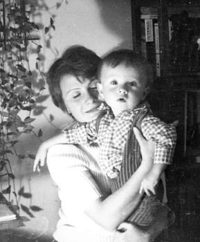 Alexandrina Halic, cu primul copil, în 1970 / foto: arhiva personală