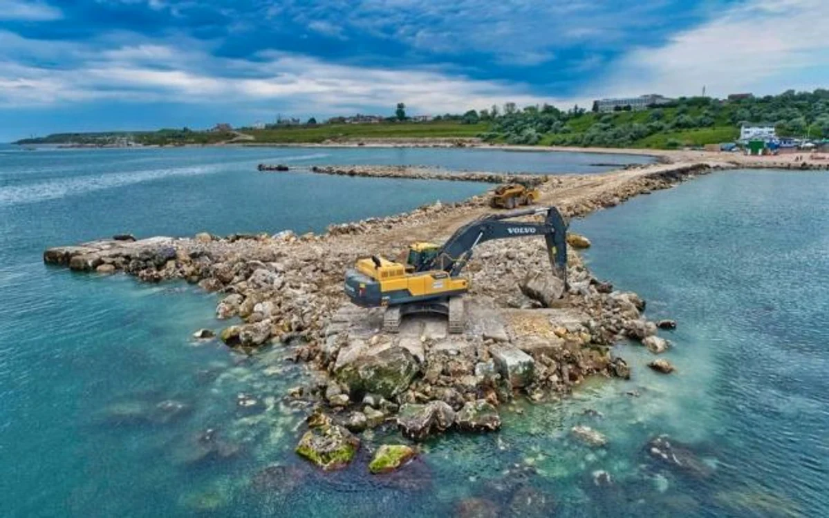 Lucrările în zona Eforie nu vor afecta deocamdată plajele, pentru că vor consta în demolarea vechilor diguri și construcția unora noiFoto: adevărul.ro