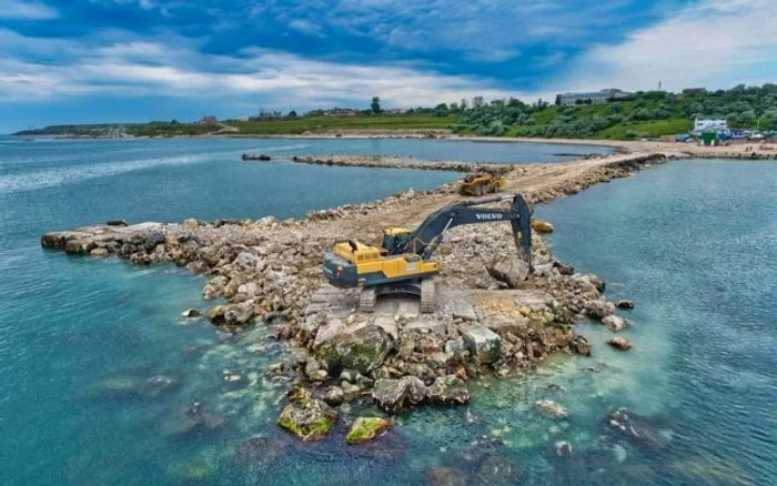 
    Lucrările în zona Eforie nu vor afecta deocamdată plajele, pentru că vor consta în demolarea vechilor diguri și construcția unora noiFoto: adevărul.ro  
