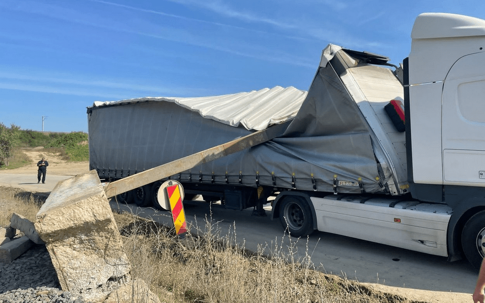 Un șofer și-a distrus camionul într-un accident bizar. A forțat trecerea pe sub noua magistrală feroviară