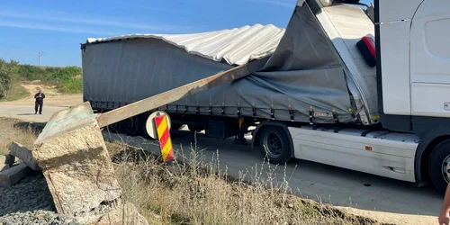 Accident produs de soferul unui camion Foto IPJ Hunedoara 1 jpg