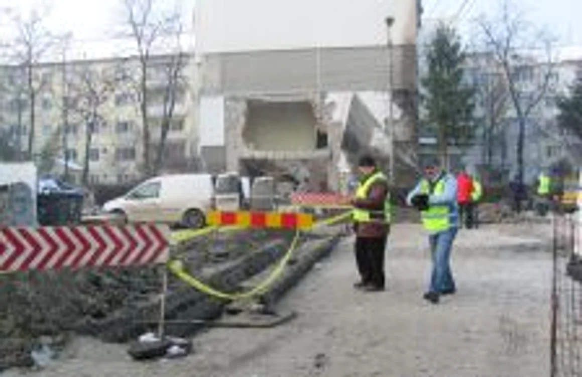 Criminaliștii examinează cu atenție zona afectată de explozie