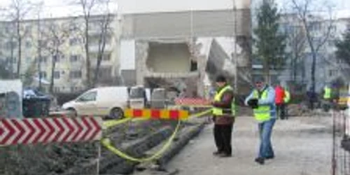 Criminaliștii examinează cu atenție zona afectată de explozie