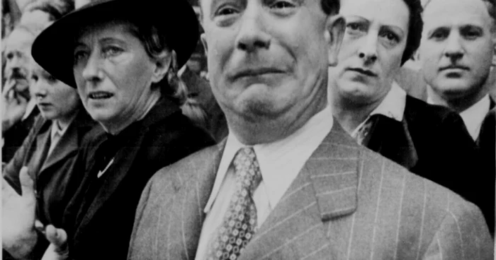 Civili francezi din Paris, în timp ce naziştii ocupă oraşul în timpul celui de-Al Doilea Război Mondial.