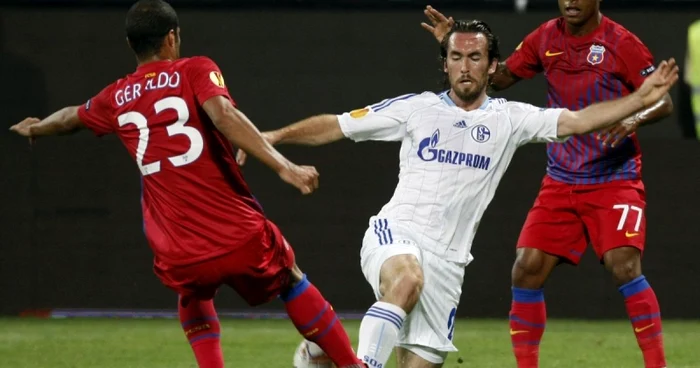 Geraldo și Tatu blochează un atac al lui Schalke * Foto: Reuters