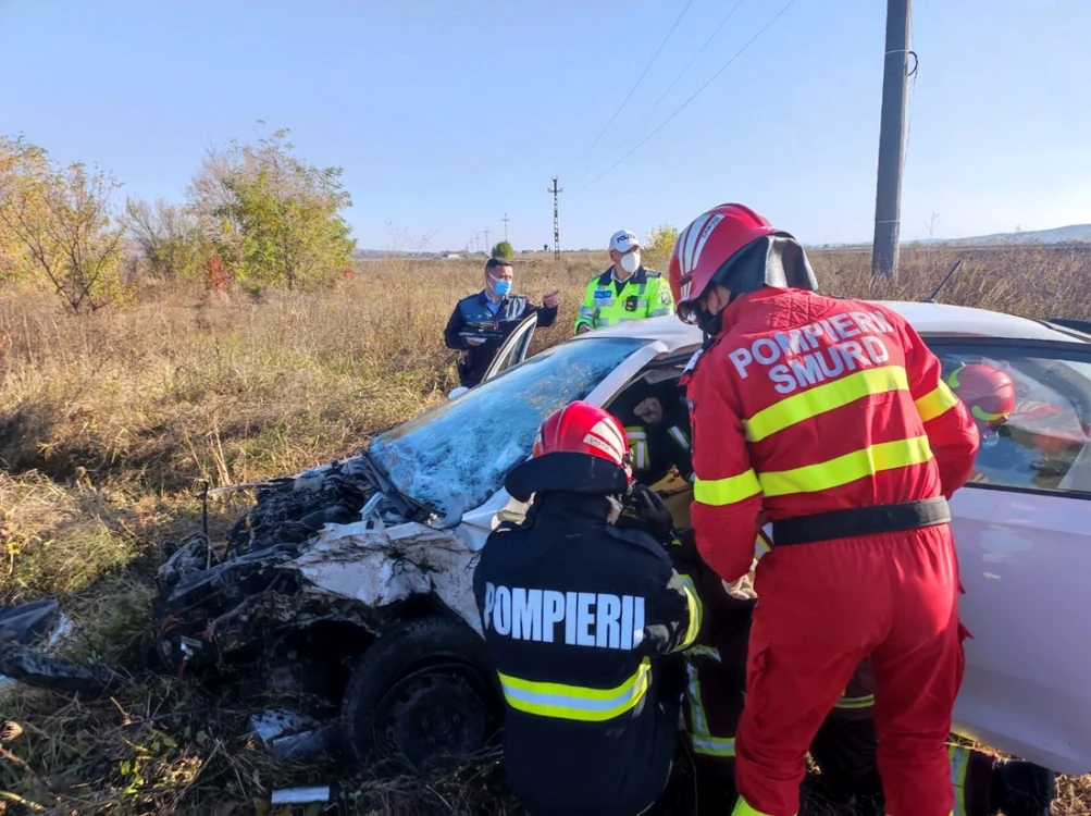 Şoferul uneia dintre maşinile implicate în accident a rămas încarcerat FOTO ISU