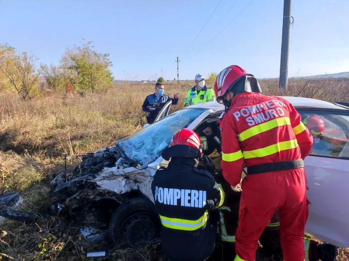 Şoferul uneia dintre maşinile implicate în accident a rămas încarcerat FOTO ISU