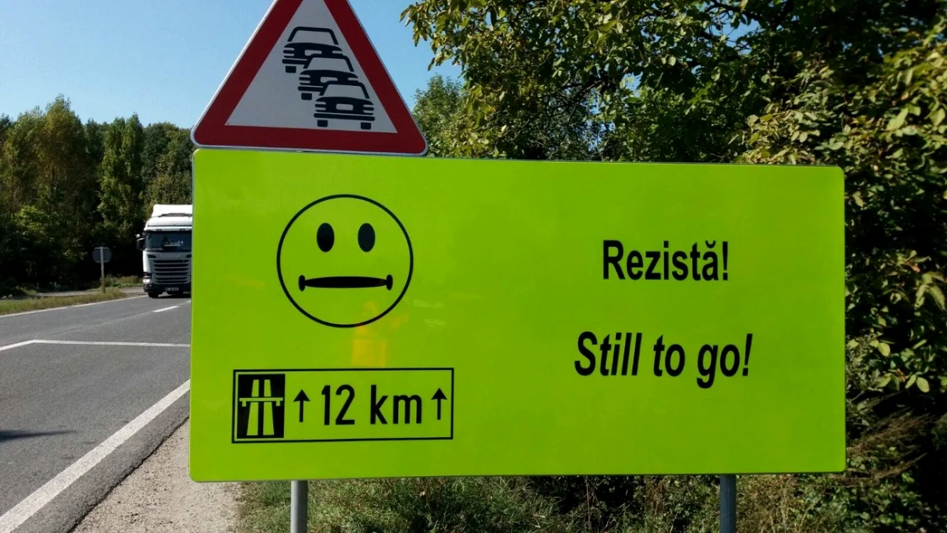 Pentru a le face viaţa mai uşoară şoferilor, DRDP a montat panouri haioase pe drumul Margina - Ilia