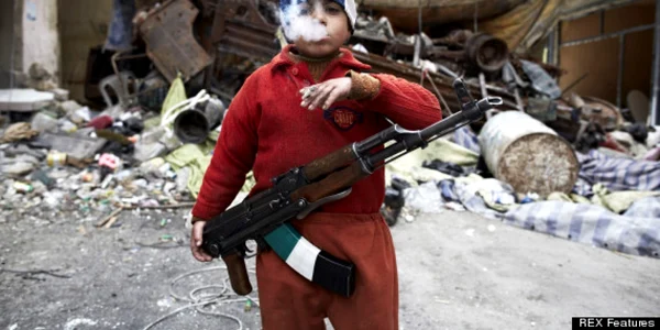copil din siria cu arma si tigara in mana huffington post