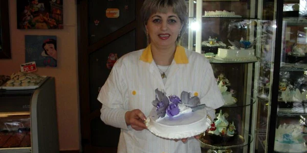 Craiova: Olteanca pune mare preţ pe modul în care ornamentează prajiturile. 