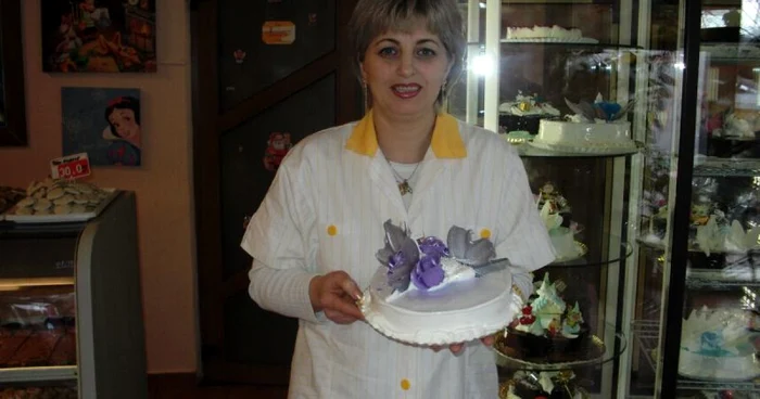 Craiova: Olteanca pune mare preţ pe modul în care ornamentează prajiturile.