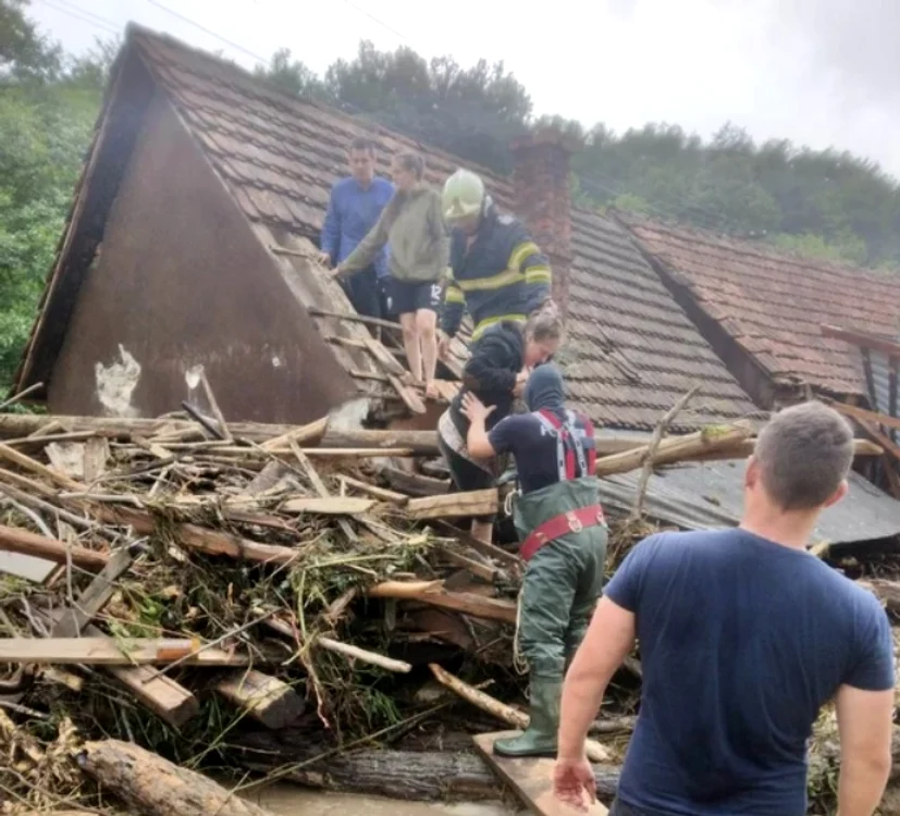 Oamenii s-au urcat în poduri pentru a scăpa cu viață FOTO ISU Arad 