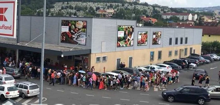 Zeci de tineri au sperat să primească bilete gratuite. FOTO: