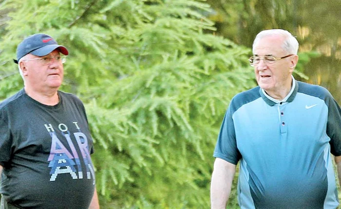 Păunescu şi Dragomir au fost surprinşi relaxaţi în timp ce dădeau o tură prin Mamaia Foto: Bogan Mitu/Click!