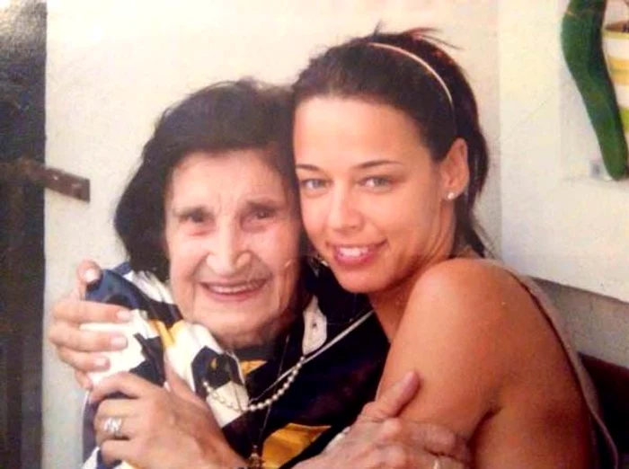 Andreea, alături de bunica ei, pe vremea când aceasta era în viaţă 