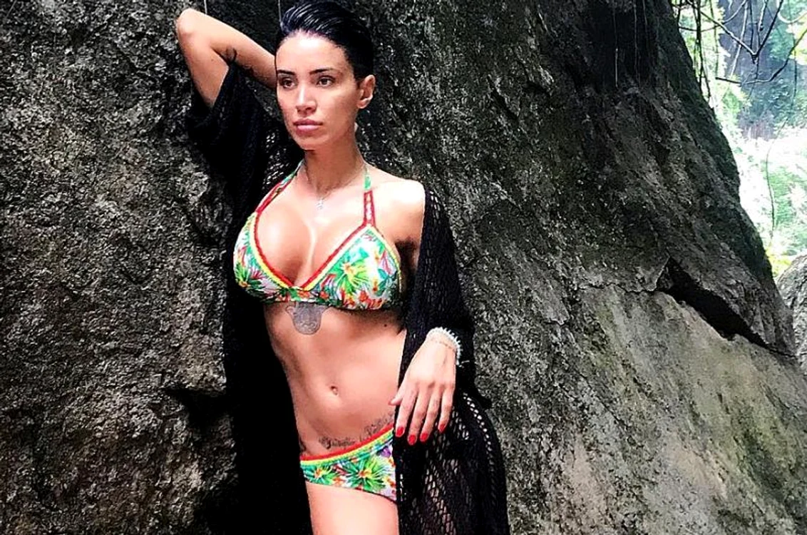 
    Adelina Pestriţu își bronzează silicoanele în GreciaFoto: arhiva personală  