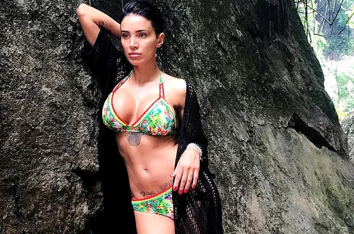 
    Adelina Pestriţu își bronzează silicoanele în GreciaFoto: arhiva personală  