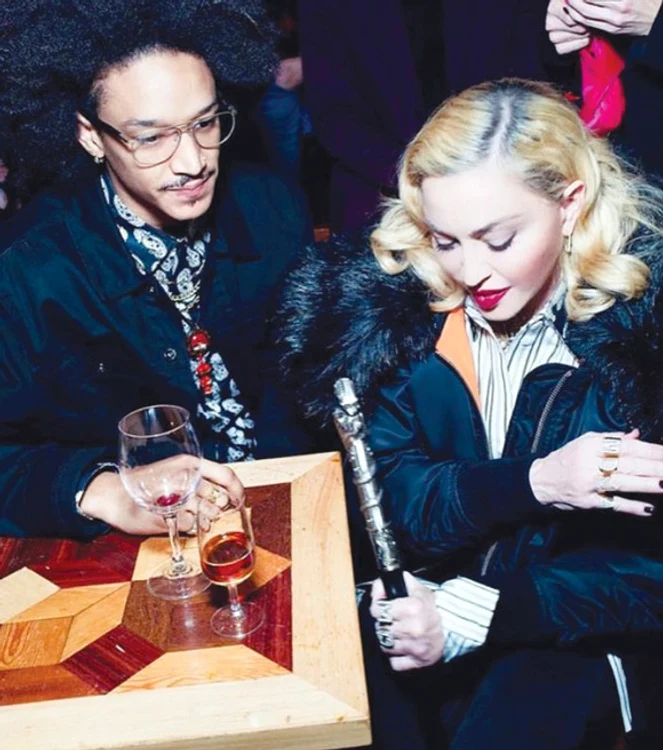 Madonna alături de iubitul dansator, cu 34 de ani mai tânăr 