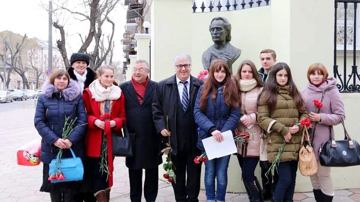 Senatorul
Viorel Badea în faţa consulatului României de la Odesa. FOTO Facebook