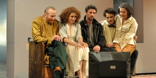 Foto din spectacolul „Amărăștenii“. www.teatruploiesti.ro