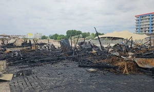 Incendiu puternic în Mamaia. Două beach bar-uri s-au făcut scrum, plaja h2o FOTO: amator