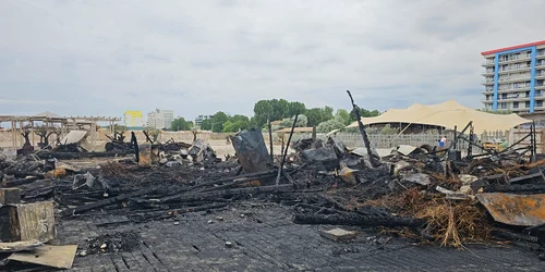 Incendiu puternic în Mamaia. Două beach bar-uri s-au făcut scrum, plaja h2o FOTO: amator