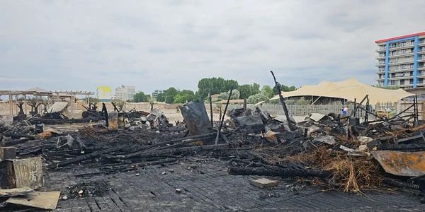 Incendiu puternic în Mamaia. Două beach bar-uri s-au făcut scrum, plaja h2o FOTO: amator