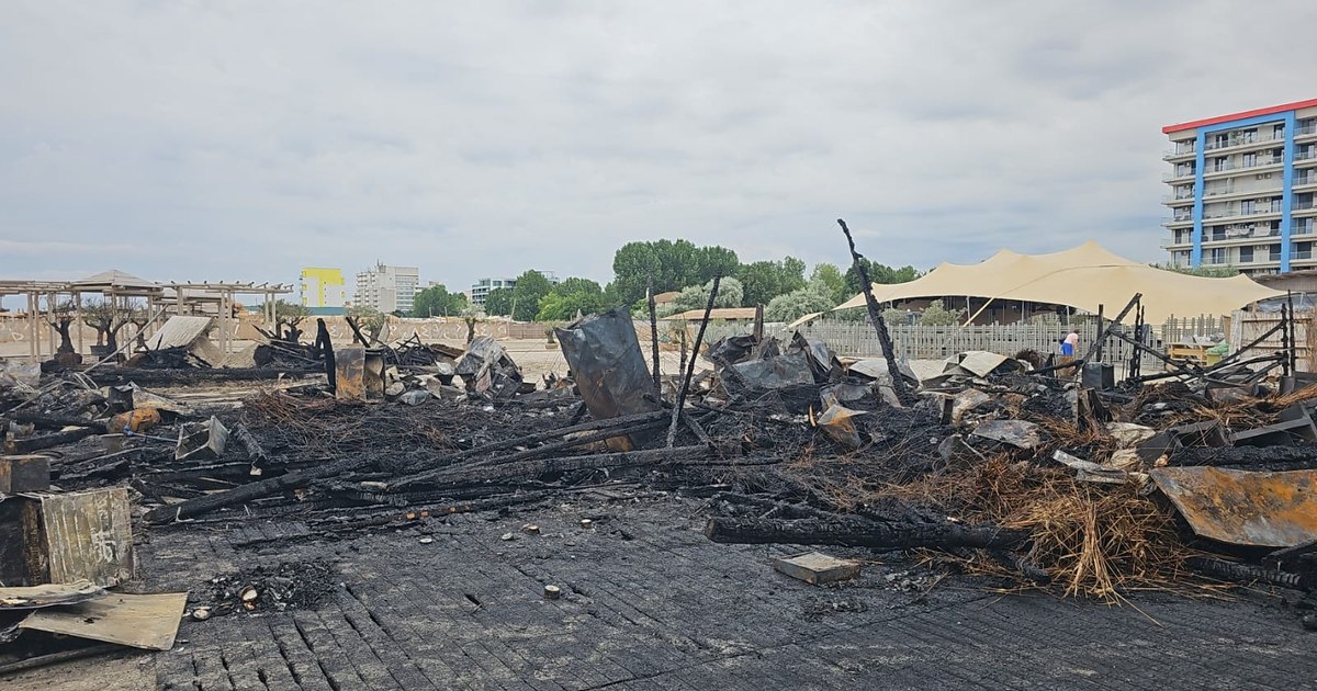 Cum arată cele două beach bar-uri din Mamaia după incendiul devastator. Proprietarii suspectează că focul a fost pus intenționat