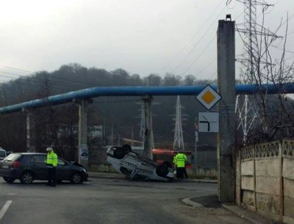 Maşina de Poliţie s-a răsturnat în urma impactului. Foto: newsbv.ro