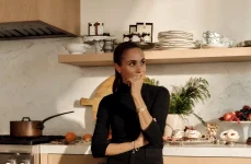 Meghan în bucătărie, în negru, Foto Instagram jpg
