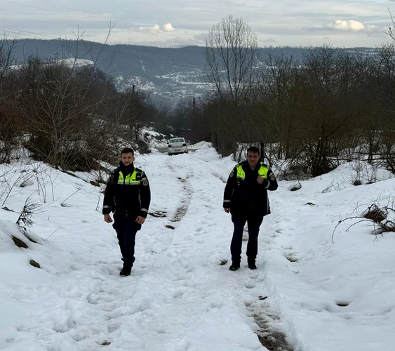 Polițiltii salvatori. FOTO IPJ Hunedoara