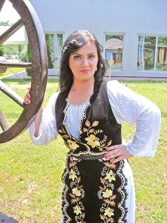 Ana Arnăutu (26 de ani) este fiica pe care Valeria i-a dăruit-o lui Mihai. Fata poartă însă numele mamei