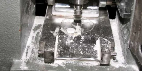 Poliţiştii au găsit în laboratoare aparatură scumpă