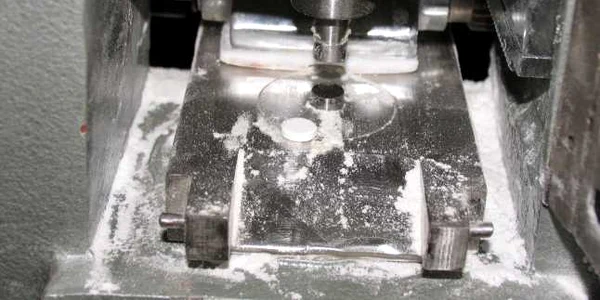 Poliţiştii au găsit în laboratoare aparatură scumpă